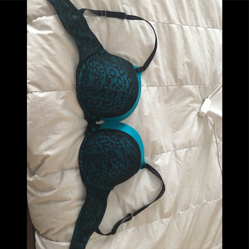 Victoria’s Secret Very Sexy plunge pushup bra 34DD